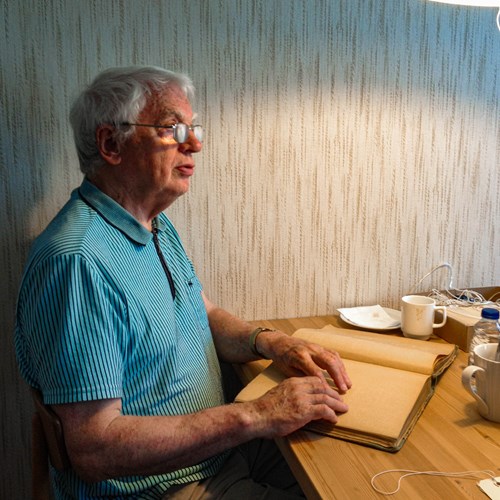 Henning læser punktskrift i Den Gamle By