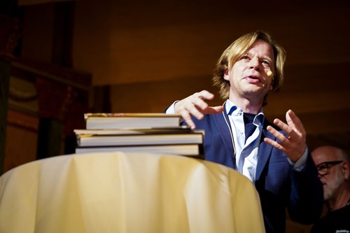 Clement Kjersgaard interviewer forfatter på scenen i Den Gamle By